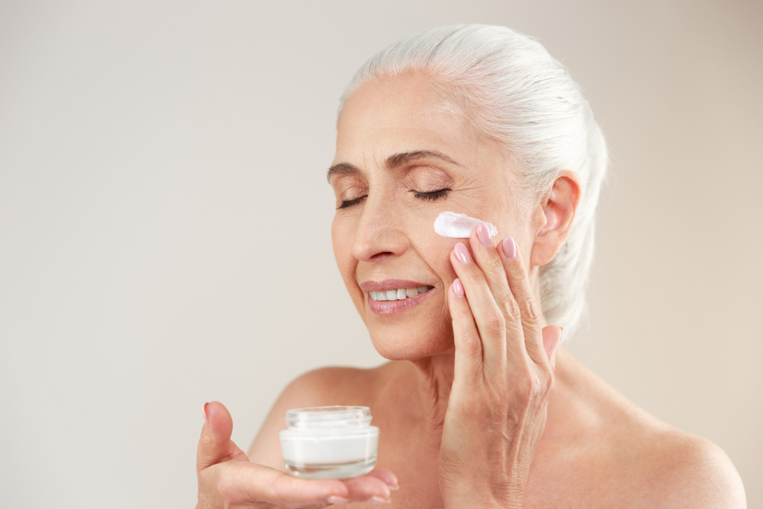 Prendre soin de la peau du visage pendant la ménopause